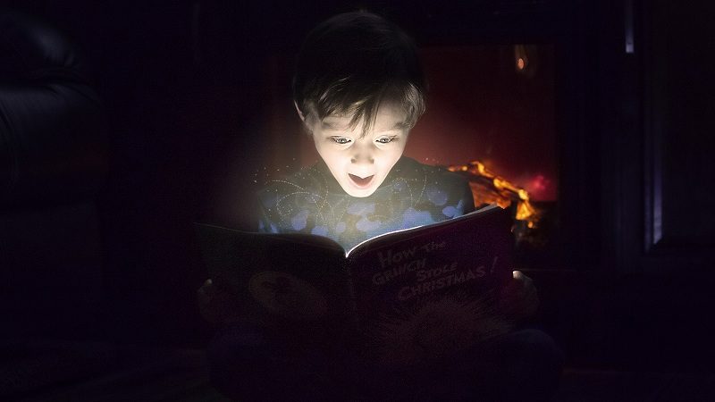 暗闇で本を読む子供